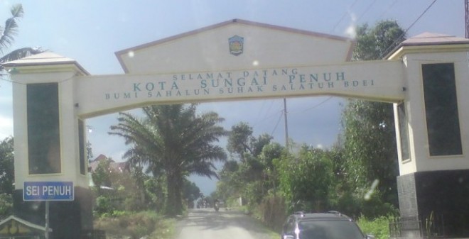Gapura yang menjadi perbatasan antara Kumun dan Tanjung Pauh Mudik